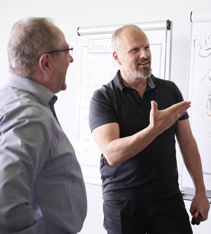 Benno Löffler im Gespräch am Flipchart